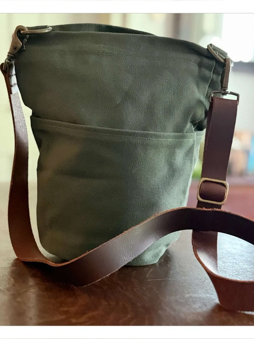 twig & horn Green Crossbody Bag Zip Closure Lined Outer Pockets Brown Strap